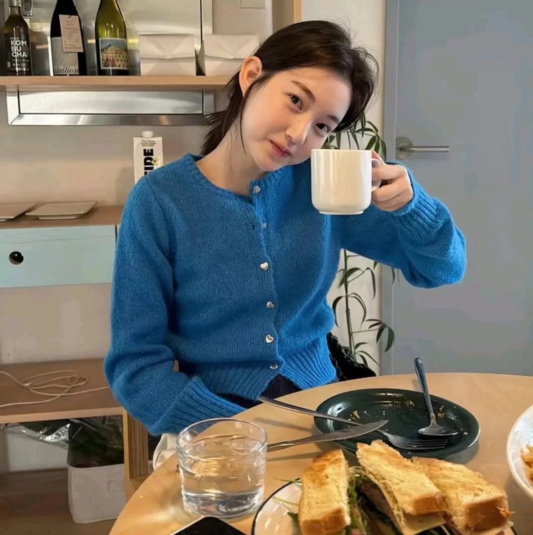 给小酒馆女子喝高杯酒